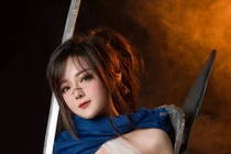 Nữ streamer đời đầu khoe body bỏng mắt, đàn em "xách dép" chạy theo 