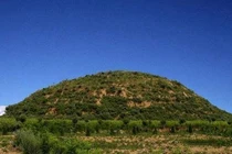 Ngọn đồi rung lắc nhiều đêm, chuyên gia phát hiện “mộ cổ” lạ lùng 