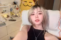 Nữ streamer đình đám đăng trạng thái lạ, fan "đứng ngồi không yên" 