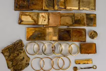 Đi bộ trên núi, bất ngờ nhặt được hộp đựng “kho báu” lấp lánh vàng