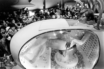 Chuyện thật như đùa... máy giặt AI “giặt” sạch cả cơ thể lẫn tâm trí 