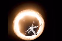 Nếu sảy chân rơi vào hố đen, chuyện khủng khiếp gì sẽ xảy ra? 