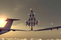 Tự tin xoạc chân giữa hai máy bay mừng Giáng sinh