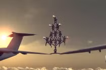 Tự tin xoạc chân giữa hai máy bay mừng Giáng sinh