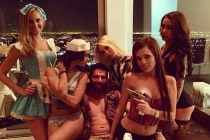 Xem vua bài Dan Bilzerian vung tiền... chơi gái, tậu xe
