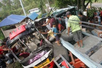 Xe buýt làm xiếc trên đường, 22 người thiệt mạng