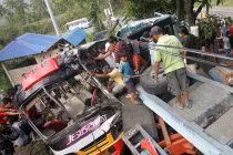 Xe buýt làm xiếc trên đường, 22 người thiệt mạng