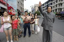 Sửng sốt người phụ nữ có khuôn mặt giống Mao Trạch Đông