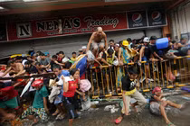 Cướp bóc hoành hành ở Philippines sau siêu bão