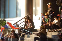 Người biểu tình Thái Lan bao vây các tòa nhà chính phủ