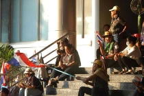 Người biểu tình Thái Lan bao vây các tòa nhà chính phủ