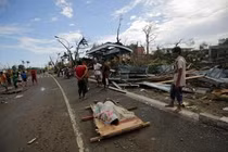 Cha tuyệt vọng nhìn 3 con bị bão Haiyan cuốn chết