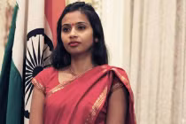 Chân dung nữ ngoại giao Ấn Độ bị... Mỹ “lột truồng“