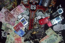 Dân chơi khoe súng và tiền trên trang cá nhân