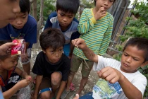 Hứng thú với trò chơi chọi nhện của trẻ em Philippines