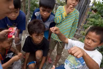 Hứng thú với trò chơi chọi nhện của trẻ em Philippines