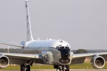 Nhận diện máy bay Mỹ bị tiêm kích Su-27 Nga “dọa”