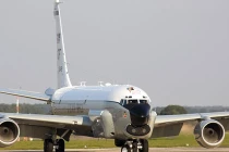 Nhận diện máy bay Mỹ bị tiêm kích Su-27 Nga “dọa”