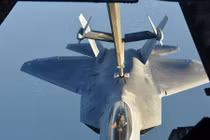 Tận mắt F-22, F/A-18 “bú sữa” đi đánh IS ở Syria