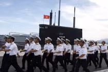 Thăm quan tàu mặt nước, tàu ngầm hiện đại ở Cam Ranh