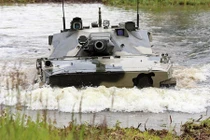 Mục kích xe tăng của lính dù Nga đi bơi