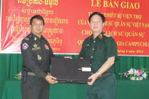 Viện LSQS Việt Nam bàn giao trang bị viện trợ cho QĐ Campuchia