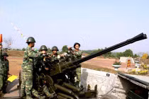 "Kìa nòng pháo vẫn vươn cao" canh trời Xuân 2014