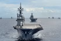 Hùng vĩ 42 tàu chiến duyệt binh trên Thái Bình Dương