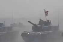 Sư đoàn thiết giáp Nhật Bản duyệt binh hoành tráng