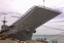 Lên thăm tàu sân bay độc nhất ở Đông Nam Á