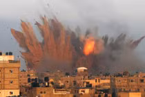 Ảnh QS ấn tượng tuần: khoảnh khắc bom rơi ở Gaza