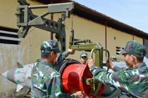 Ảnh QS ấn tượng tuần: bộ đội Việt Nam lắp ráp tên lửa