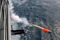 Tàu chiến Anh phóng ngư lôi vào... xưởng đóng tàu ngầm