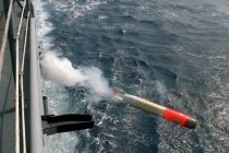 Tàu chiến Anh phóng ngư lôi vào... xưởng đóng tàu ngầm