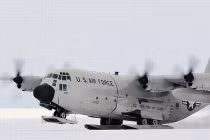 Ngoạn mục “lực sĩ” LC-130 hạ cánh trên mặt tuyết