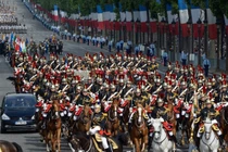 Quân đội Pháp duyệt binh mừng Quốc khánh hoành tráng