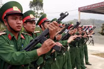 Bộ đội Việt Nam luyện tập diễu binh với súng “lạ” 