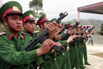 Bộ đội Việt Nam luyện tập diễu binh với súng “lạ” 