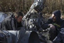 Dân miền đông xẻ xác trực thăng Mi-24 Quân đội Ukraine