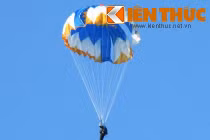 Phi công, đặc công Việt Nam huấn luyện nhảy dù quy mô lớn