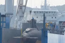 Cận cảnh tàu ngầm TP HCM trên vịnh Cam Ranh