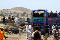 Kinh hoàng hiện trường chiến đấu cơ Pakistan phá nát ga xe buýt