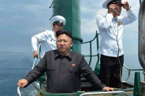 Ảnh nóng: Kim Jong-un thị sát trên tàu ngầm "khủng" nhất Triều Tiên