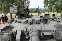 Trên nóc tháp pháo vua tăng T-90 Nga có gì? 