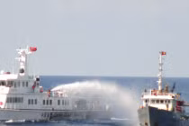 Trung Quốc triển khai máy bay uy hiếp, cho tàu chủ động đâm tàu VN