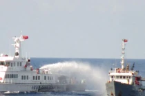 Trung Quốc triển khai máy bay uy hiếp, cho tàu chủ động đâm tàu VN