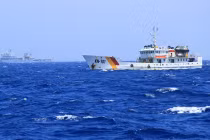 Tàu Kiểm ngư áp sát giàn khoan trái phép Hải Dương 981