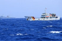 Tàu Kiểm ngư áp sát giàn khoan trái phép Hải Dương 981