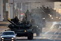 Xe – pháo Quân đội Nga ồ ạt tiến vào Moscow làm gì? 