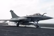 Ngoạn mục tiêm kích Pháp cất hạ cánh trên TSB Mỹ 